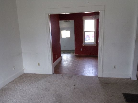 3rd image of 926 Baldwin St