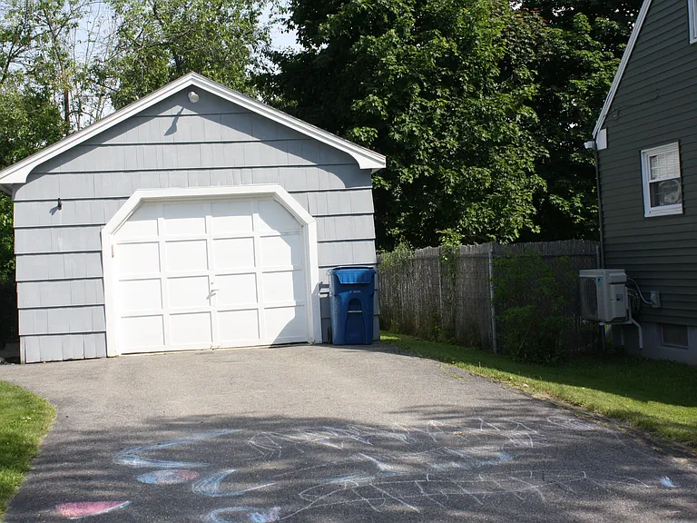 129 Wayside Rd — Photo 3