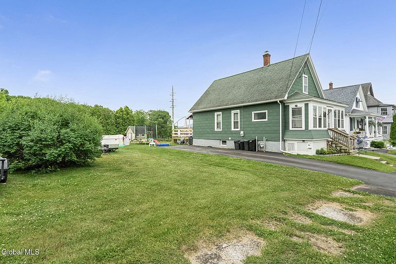 4th image of 11 Young Avenue