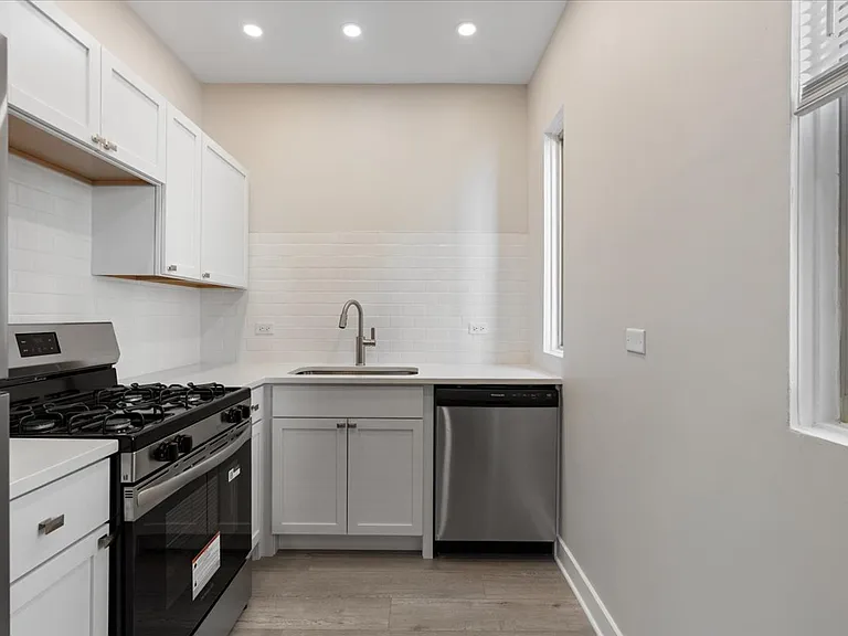 2742 N Seminary Ave #CH2 — Photo 6