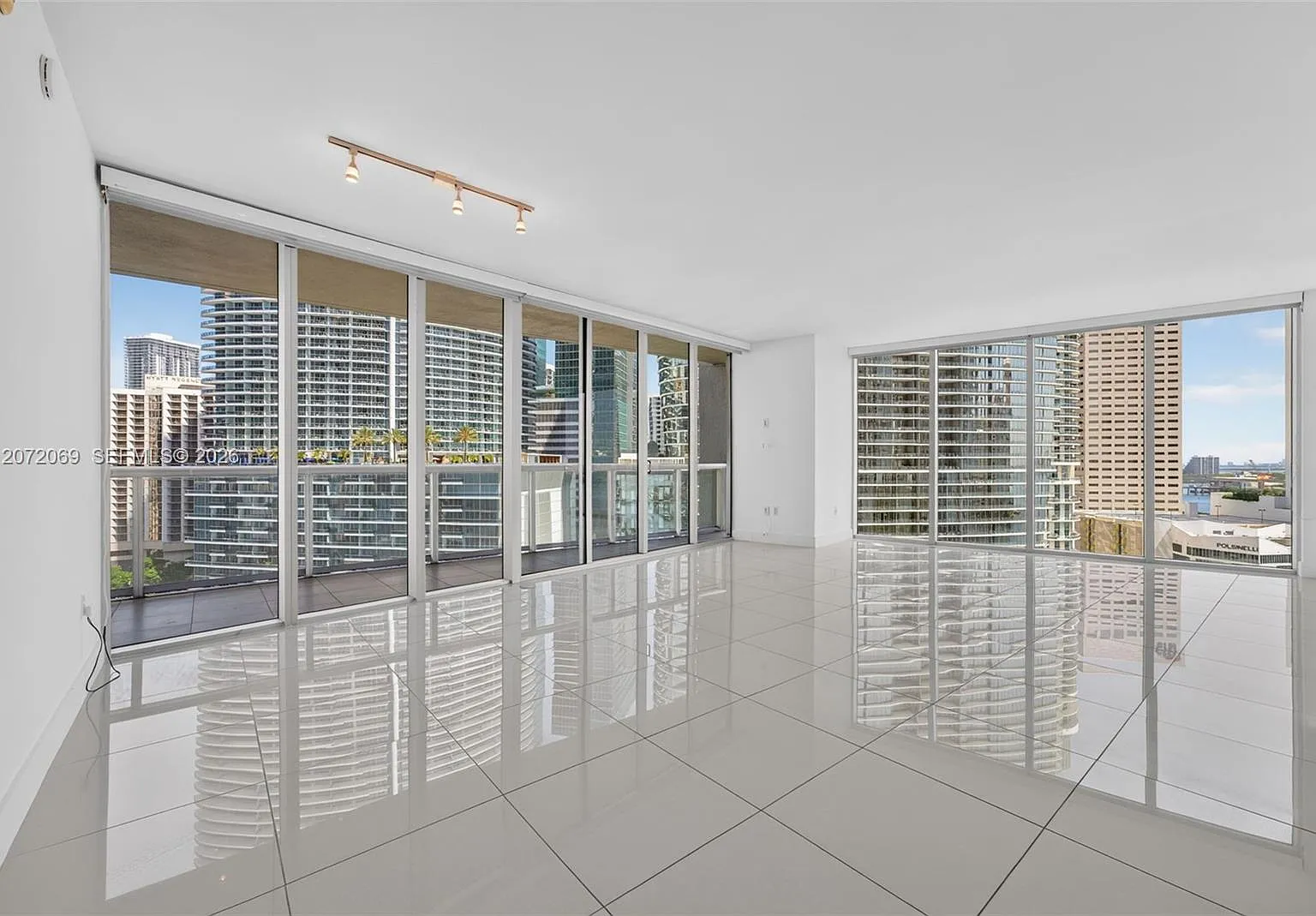 Iconbrickell Condo No 1 — Photo 3