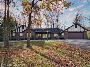 40301 Stoneleigh St, Northville, MI 48167