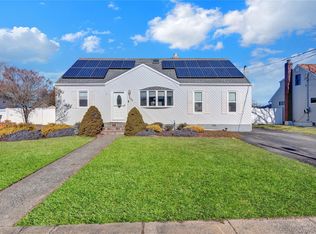 233 Sears Rd, West Islip, NY 11795
