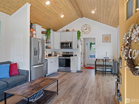 4th image of 417 E Compass Street