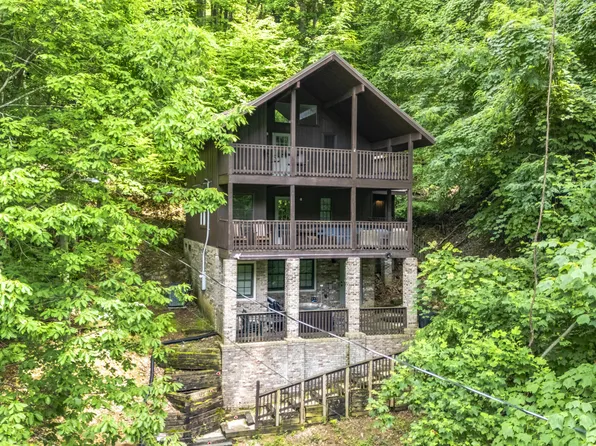 1322 N Baden Dr, Gatlinburg, TN 37738