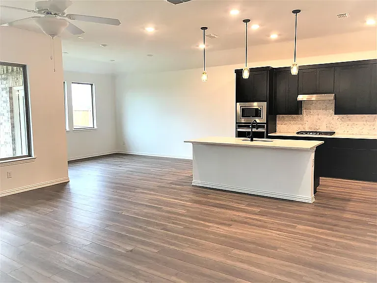 4 bed, 2499 sqft, $2,745 — Photo 3