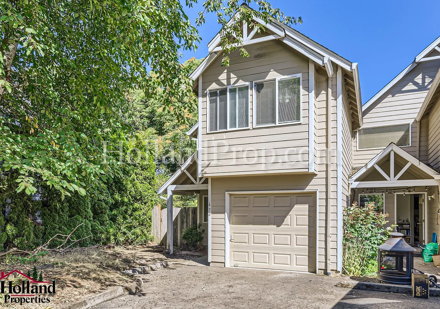 Charming 3-Bedroom Townhome Near Downtown Canby! New Price $1,850 — Photo 1