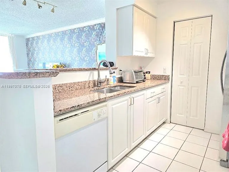 1155 Brickell Bay Dr #2006 — Photo 18