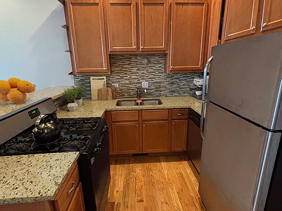 4th image of 1406 W Superior St