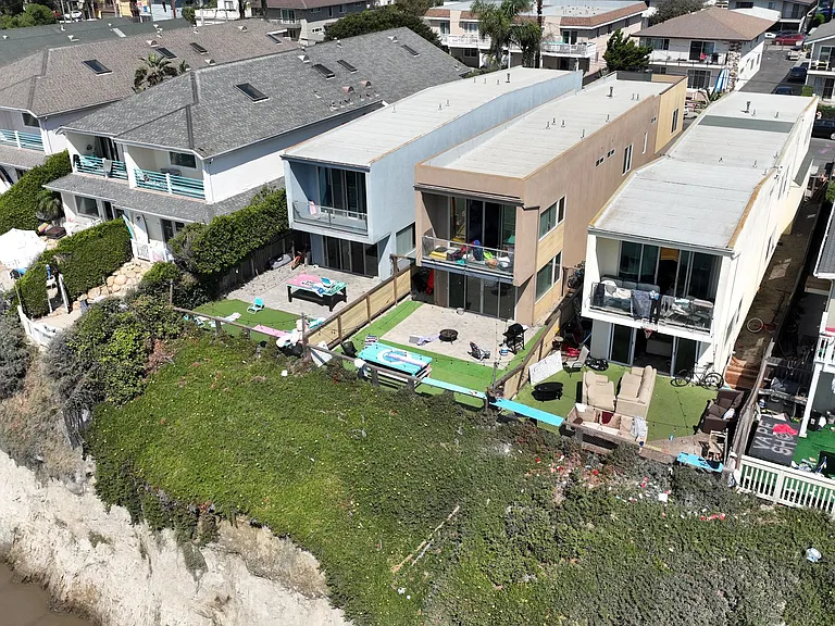 6569 Del Playa Dr — Photo 5