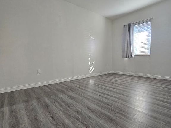 4th image of 2747 Gladys Ave #1/4