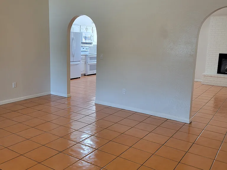 1642 E Carmen St — Photo 9