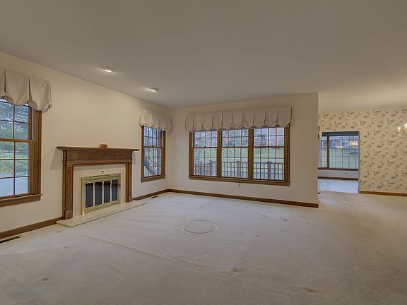 3rd image of 873 Woodbury Dr
