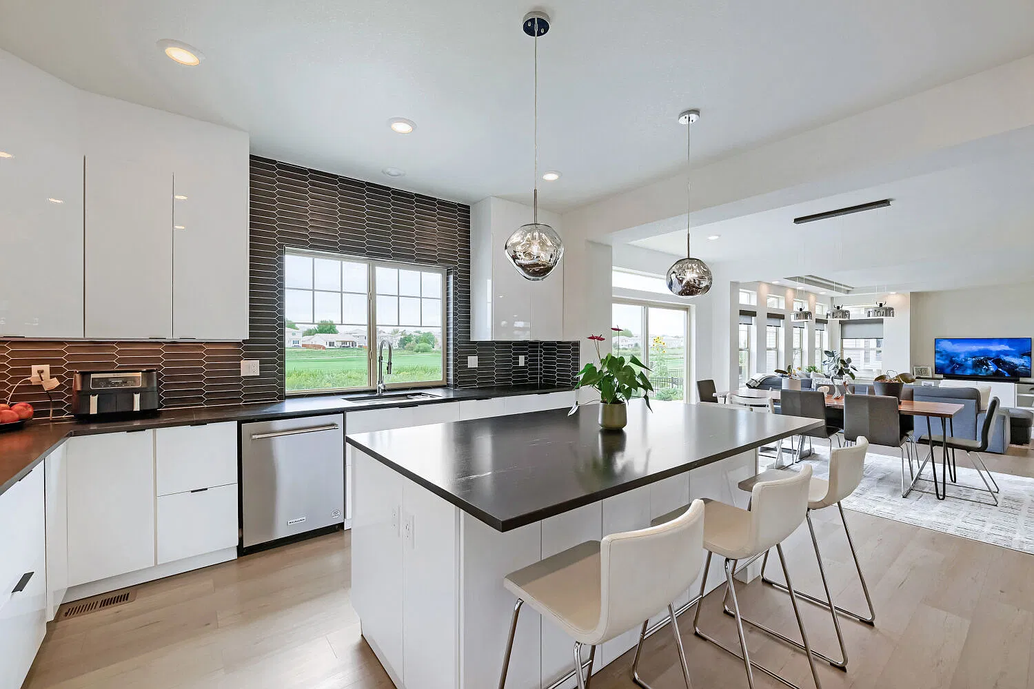 5 bed, 4540 sqft, $4,400 — Photo 4