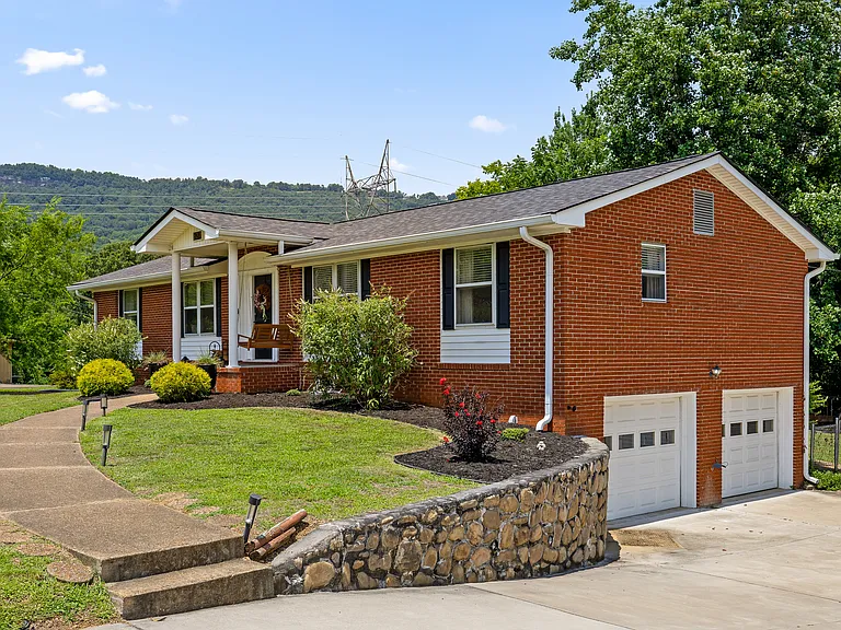 627 Valley Bridge Rd — Photo 3