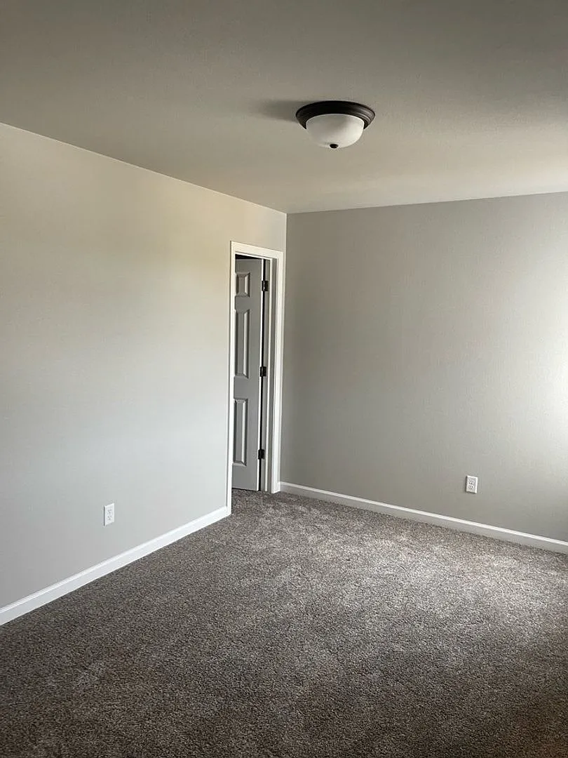 Spacious 3-bed 2.5 Bath - First Month Free! — Photo 3