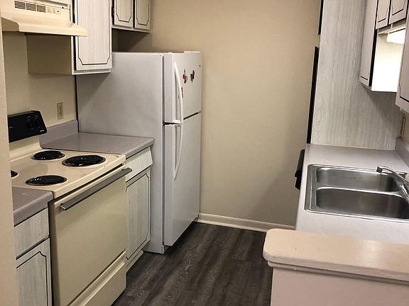 3rd image of 4200 Maplewood Dr APT 103