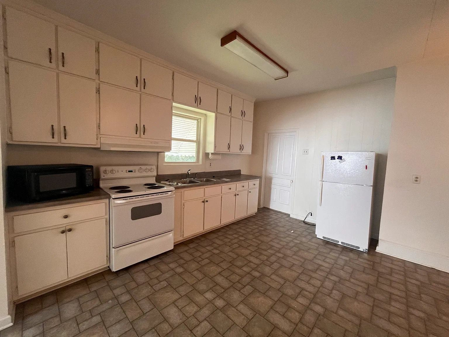 2 bed, 1628 sqft, $1,600 — Photo 2
