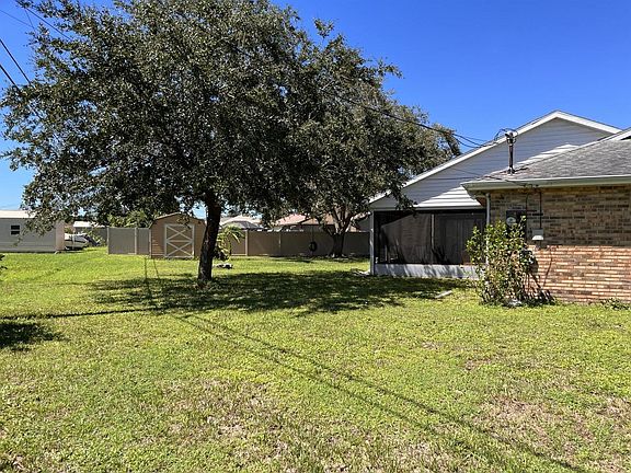 5th image of 626 SW Hillsboro Cir