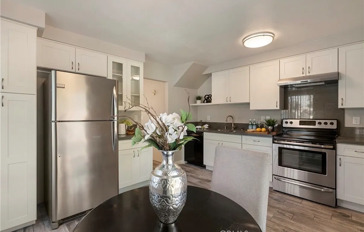 4 bed, 1966 sqft, $4,800 — Photo 3
