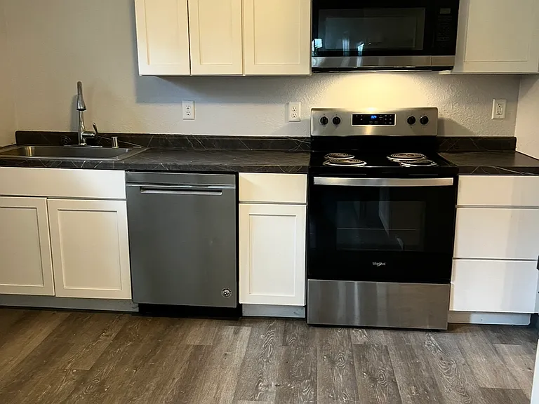 402 W Arrowhead Rd #1 — Photo 9