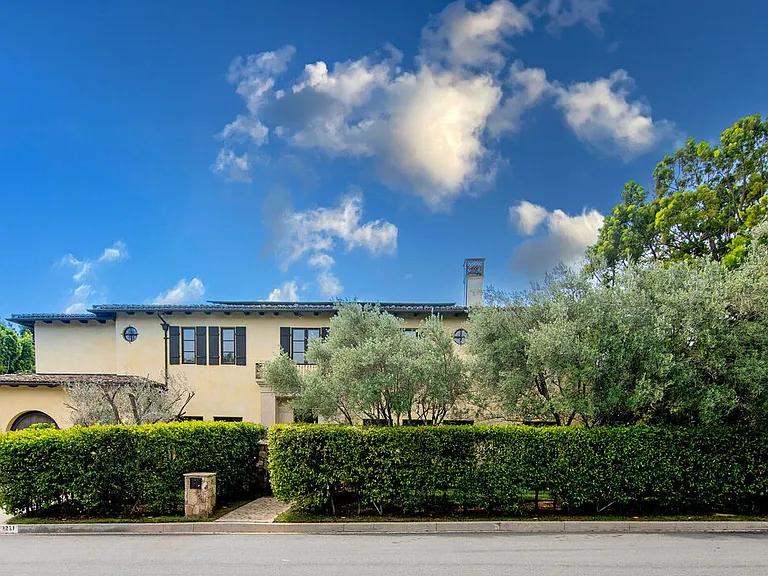 1221 Minorca Dr — Photo 2