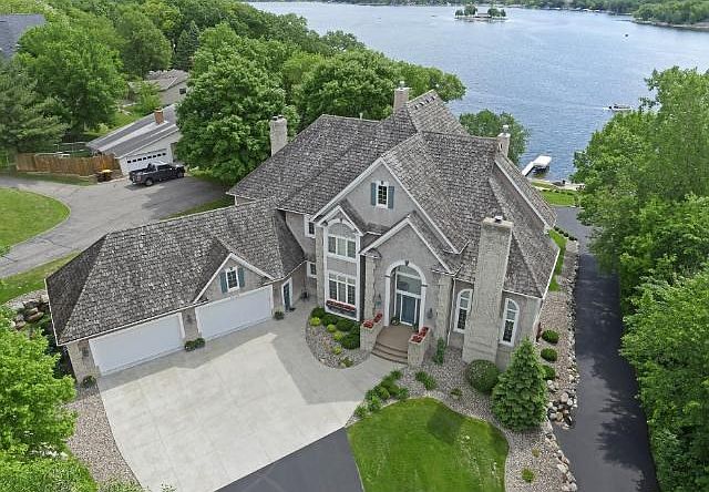 The advantages of owning water front property are significant. Studies have shown that 75% of people living on waterfront properties feel like the greatest benefit is its contribution to a less stressful life.