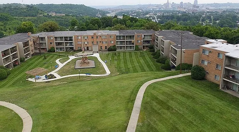 Crown Pointe Apartments — Photo 20