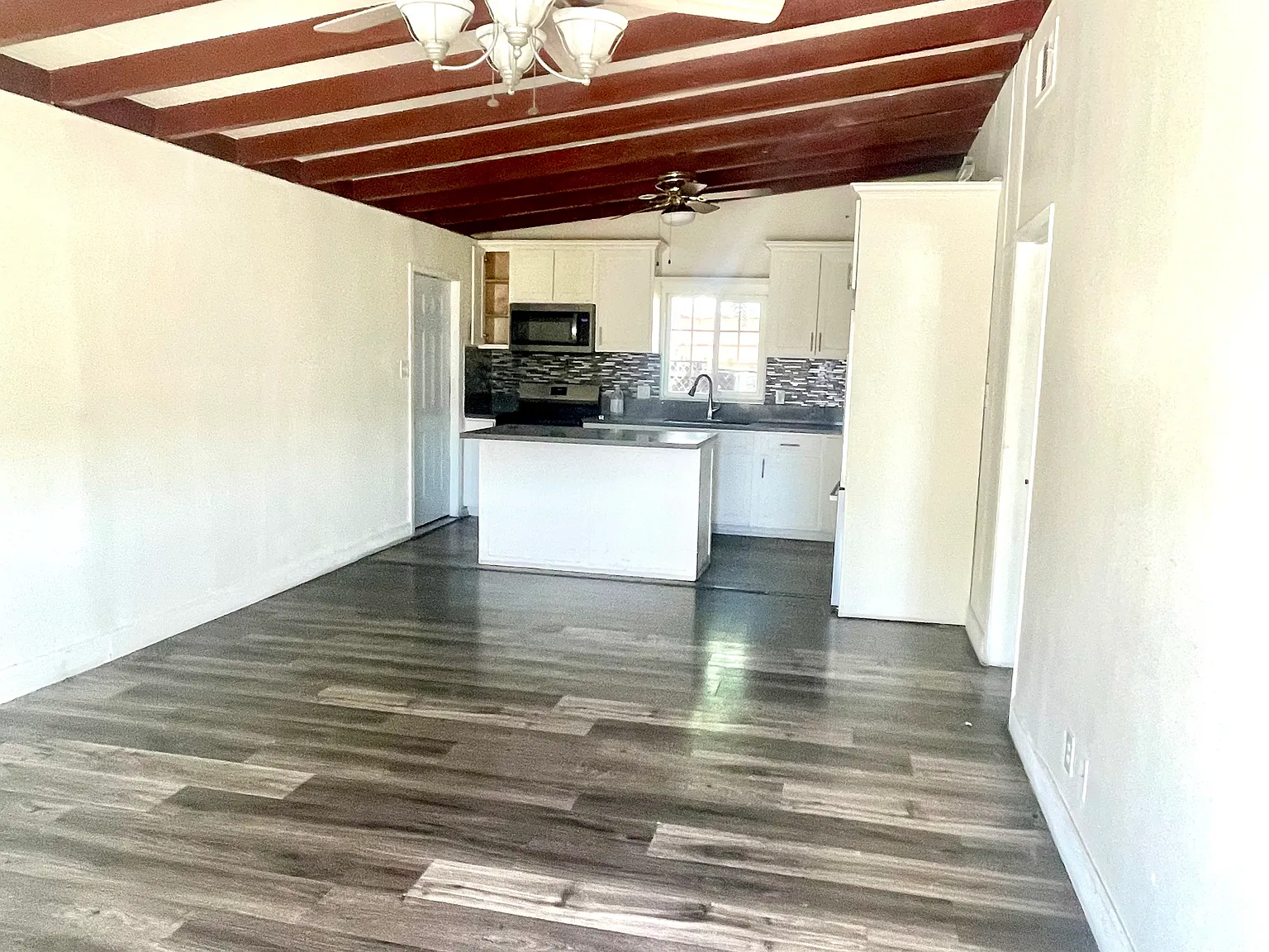 4 bed, 1950 sqft, $2,900 — Photo 1