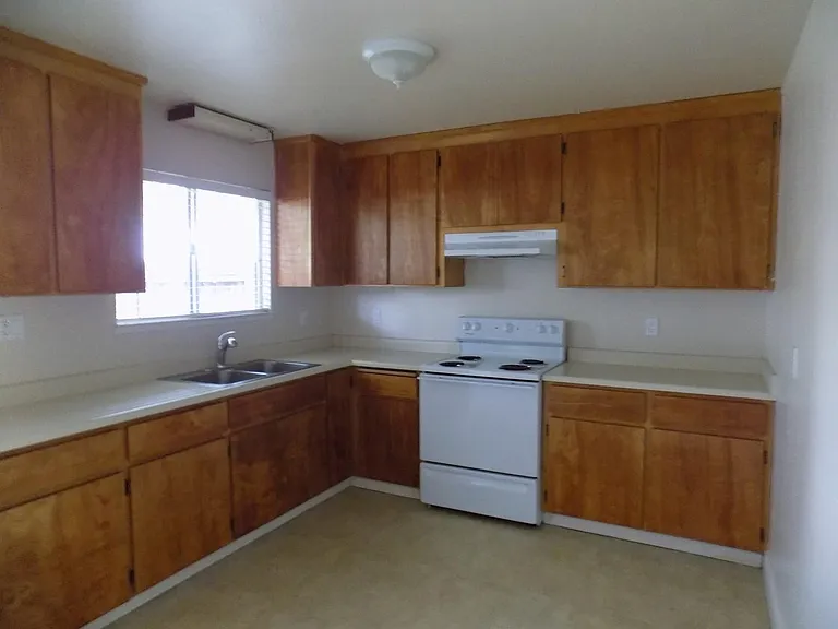 498 Hintz Ave — Photo 10