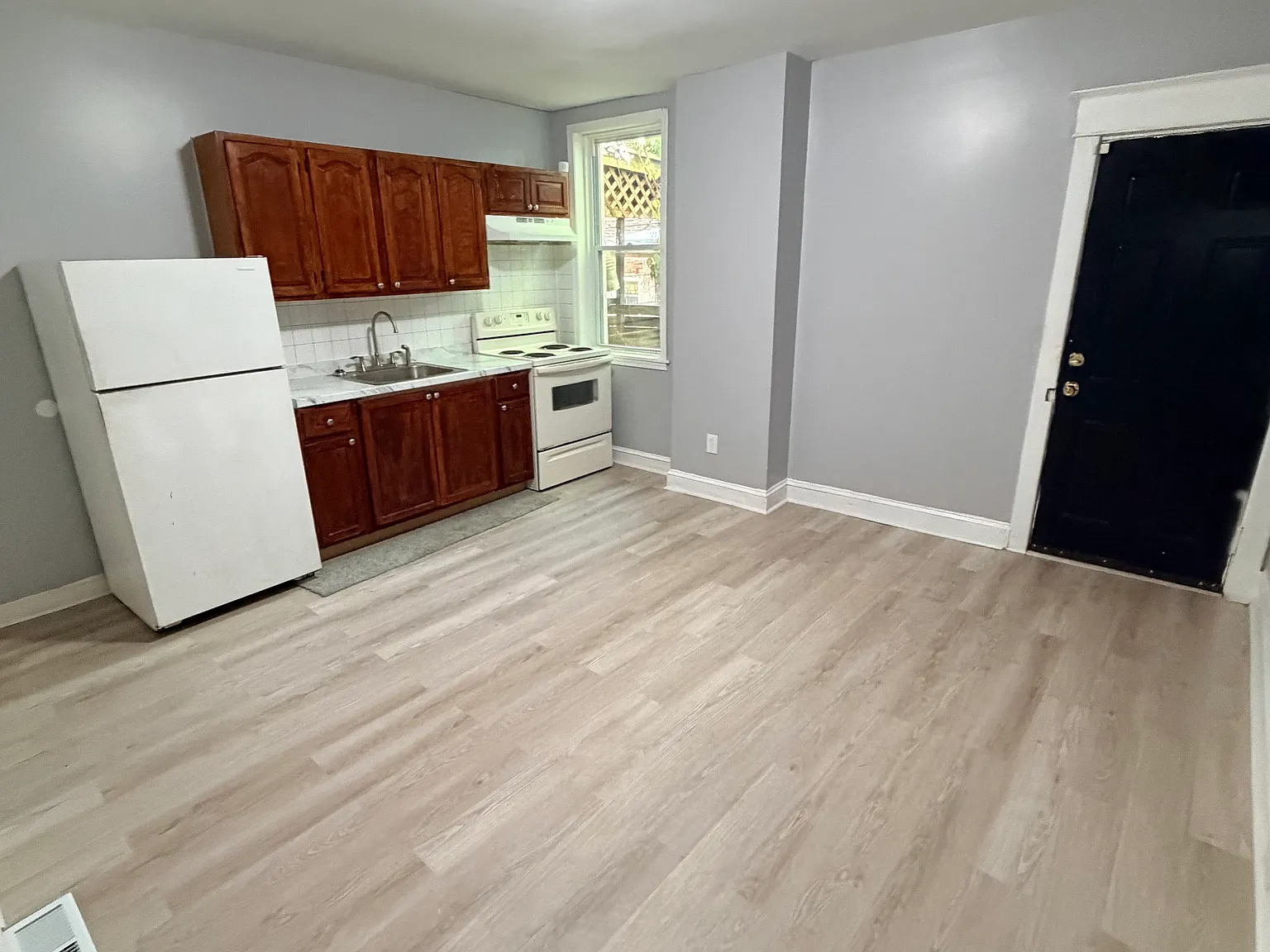 2 bed, 930 sqft, $1,300 — Photo 2