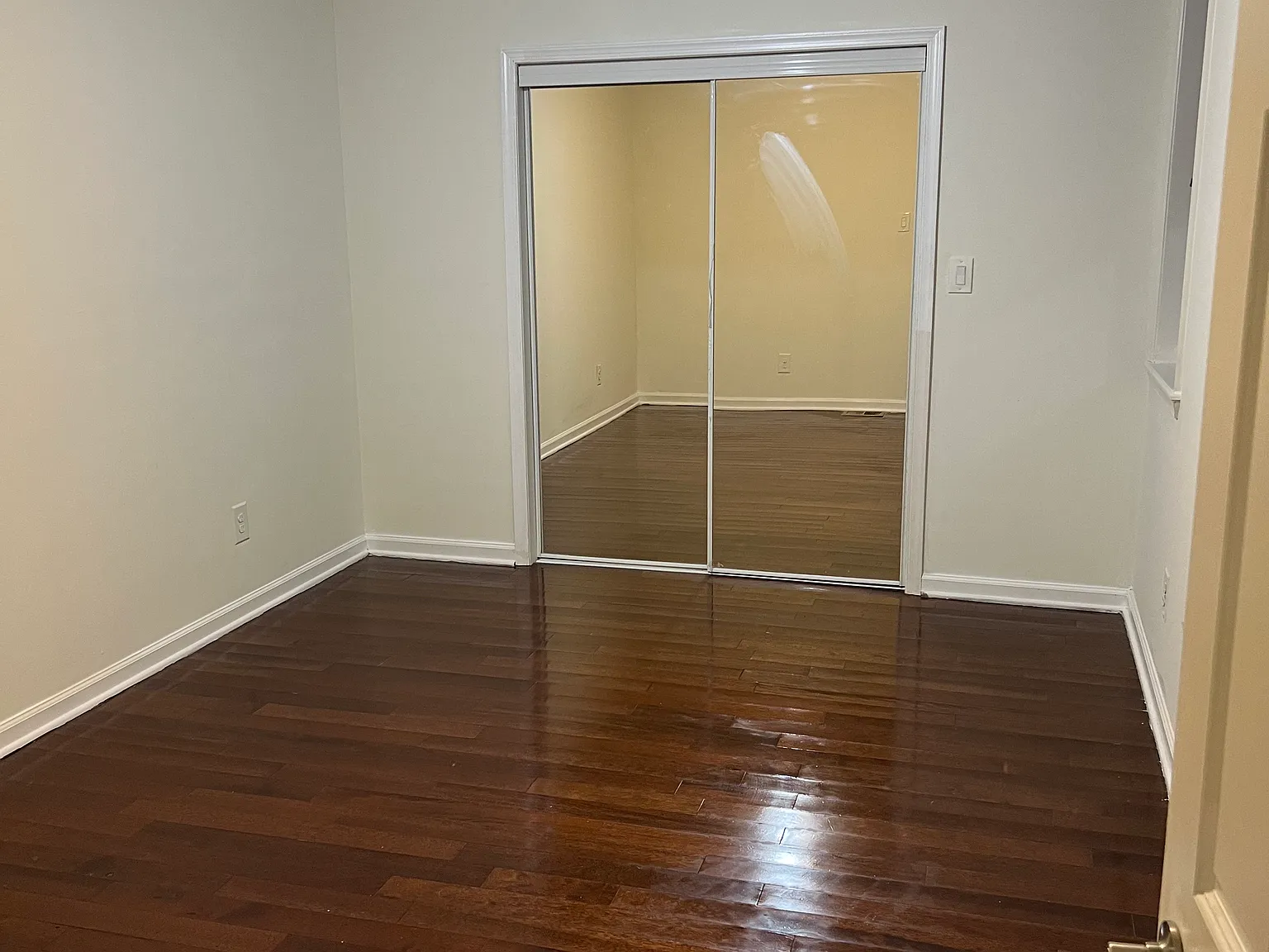3 bed, 1000 sqft, $2,025 — Photo 3