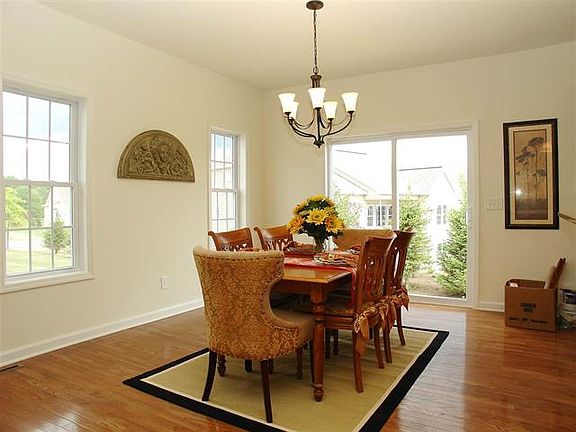 4th image of 16 Glen Meadow Dr