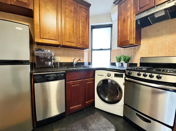 169 Manhattan Avenue 6G image 3 of 10