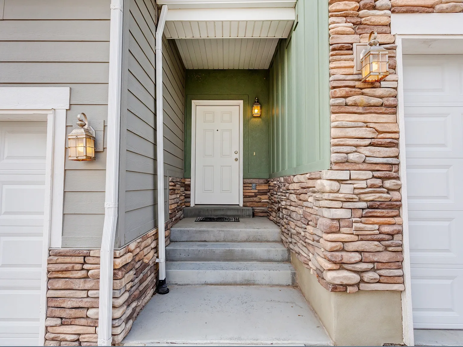3 bed, 2.5 bath, 2000 sqft, $1,900 — Photo 4