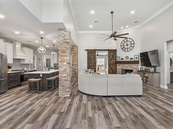 3rd image of 218 Hawthorn Dr