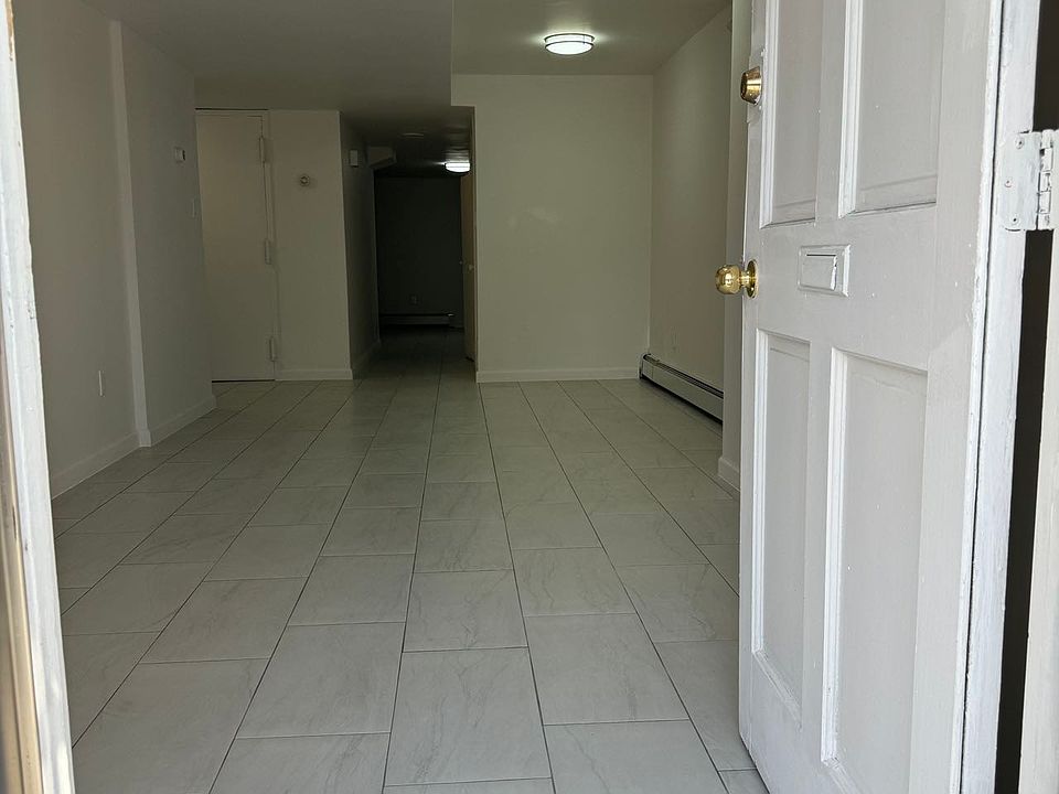 2nd image of 1060 Victory Blvd APT 1