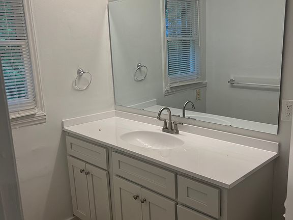 4th image of 1342 Essex Ave