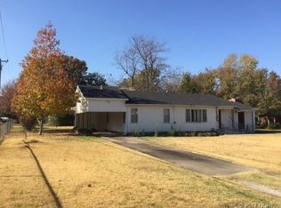 723 SW 4th St, Checotah, OK 74426