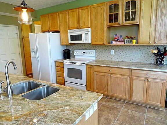 3rd image of 224 Irongate Dr