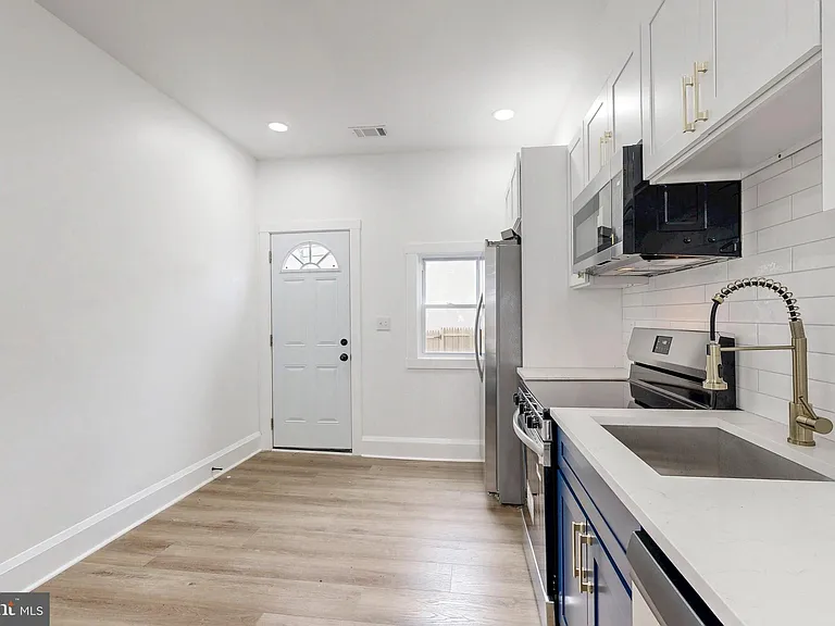 2320 W Lexington St — Photo 12