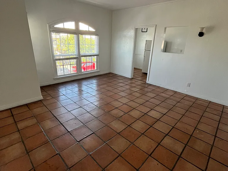 1012 N Ardmore Ave #201 — Photo 3