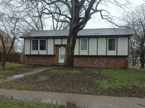 4918 E Oakwood Dr, Pleasant Hill, IA 50327