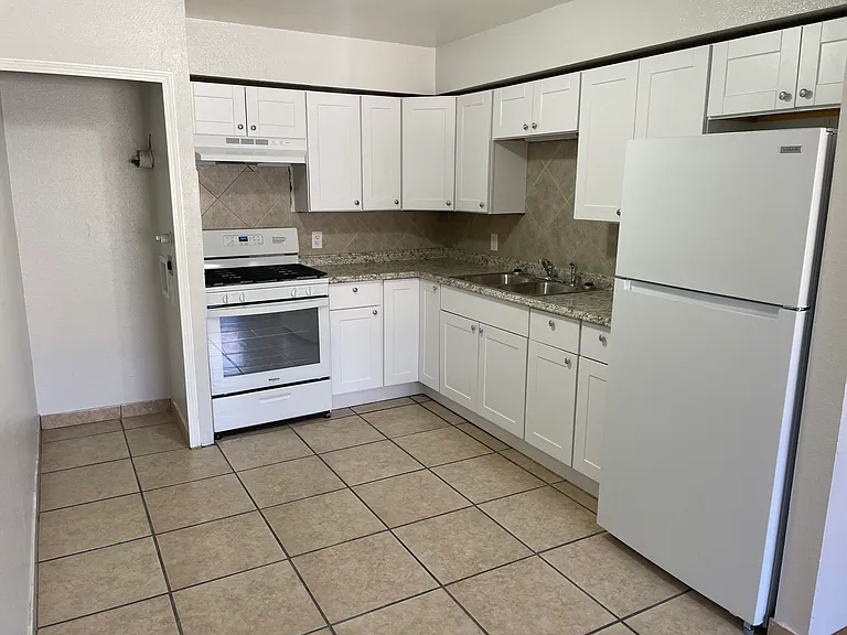 99 Parque De Oeste Dr #4 — Photo 1