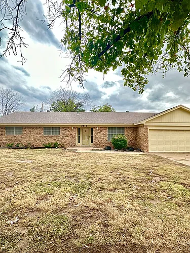2913 Oak Forest Dr Photo 1