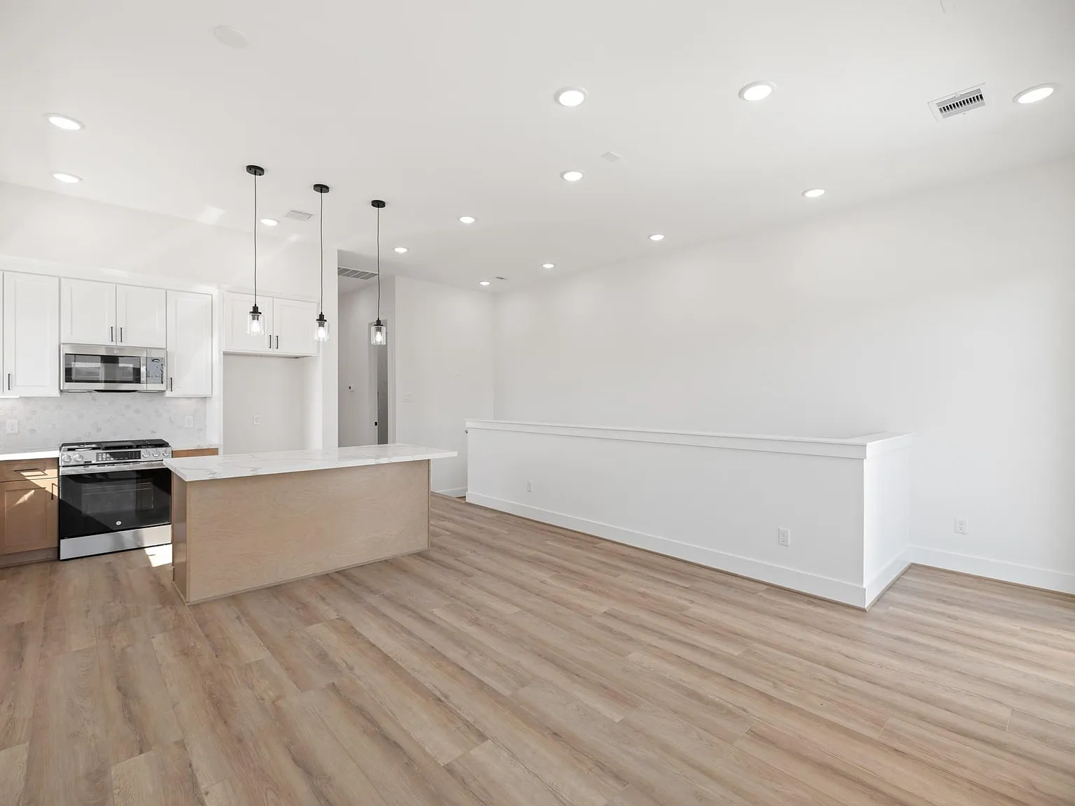 3 bed, 3.0 bath, $3,200 — Photo 4