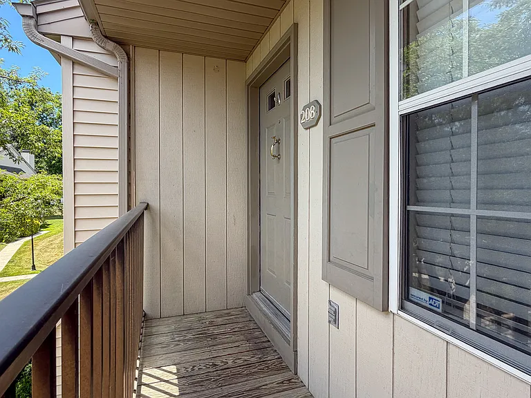 208 Greenview Dr — Photo 2