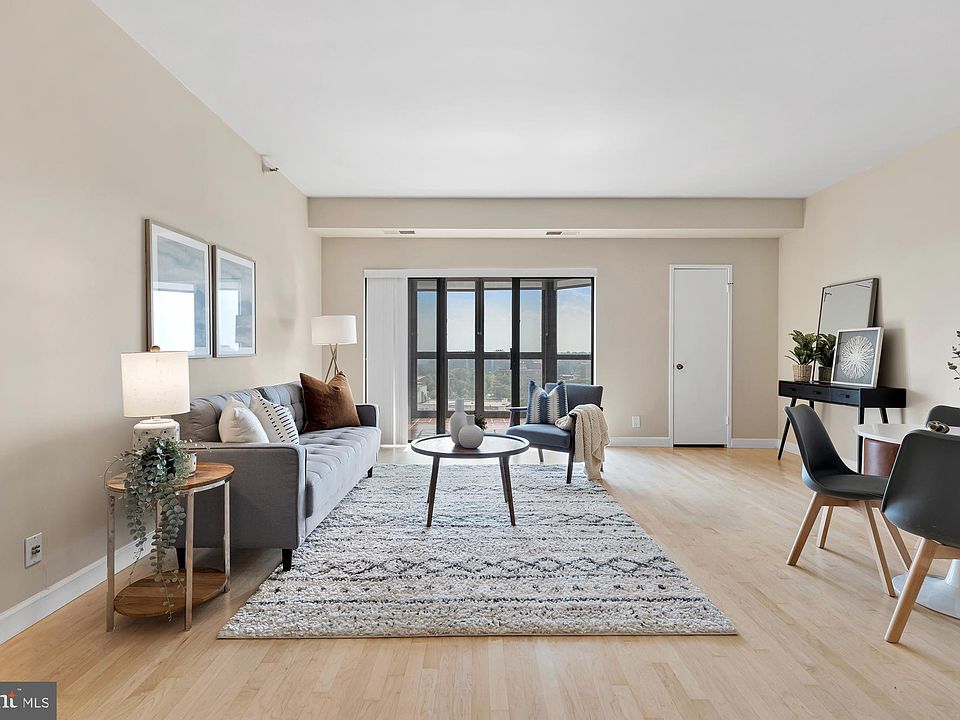1st image of 1600 N Oak St APT 1824