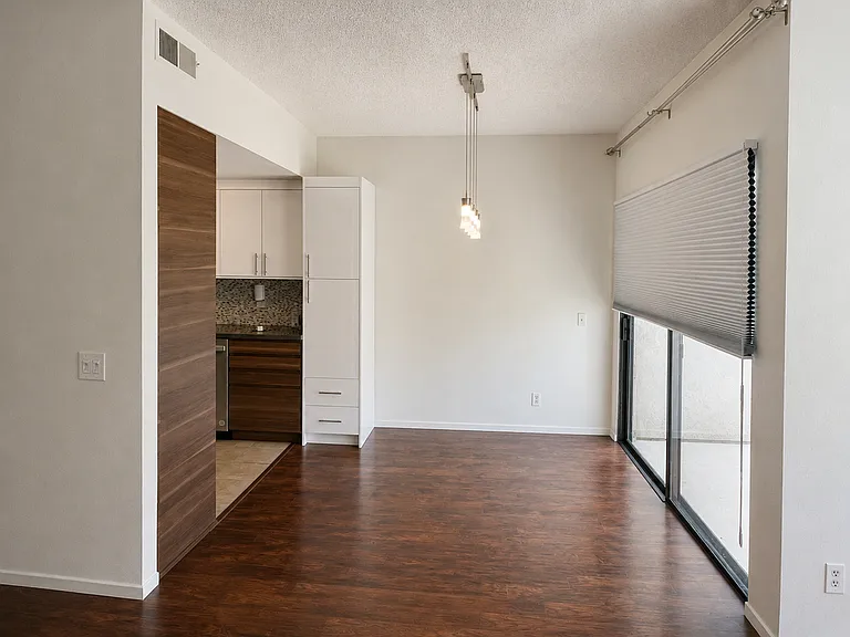 17914 Magnolia Blvd #128 — Photo 5