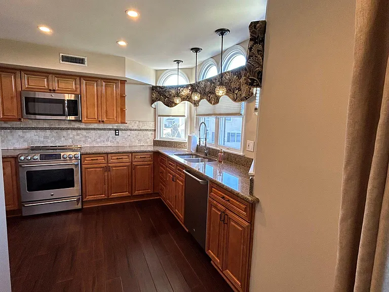 1423 Kathleen Ct — Photo 2